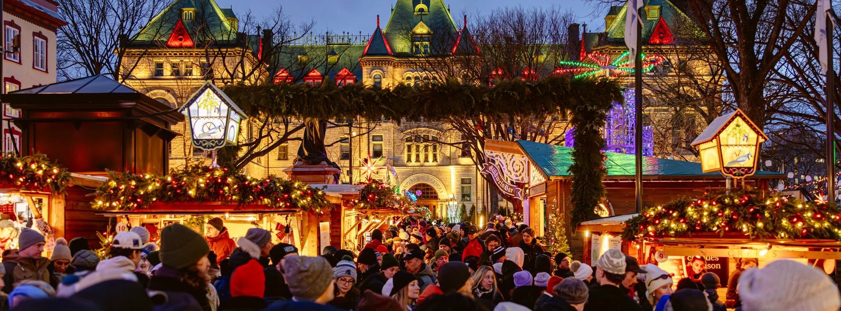Chalets illuminés du Marché de Noël allemand de Québec devant l’Hôtel de Ville, dans le Vieux-Québec