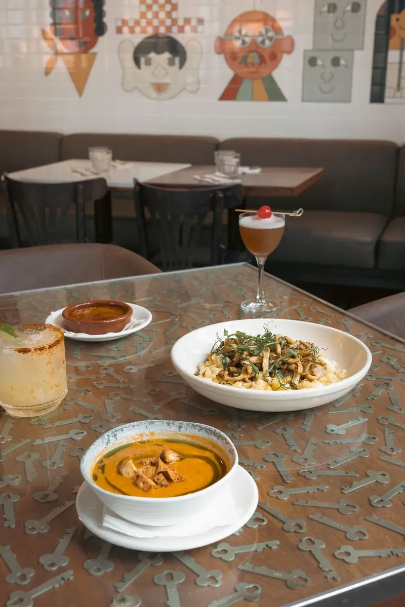 Potage, mac & cheese aux champignons et crème brûlée sur une table aux clés incrustées chez Alphonse Cuisine & Cocktails