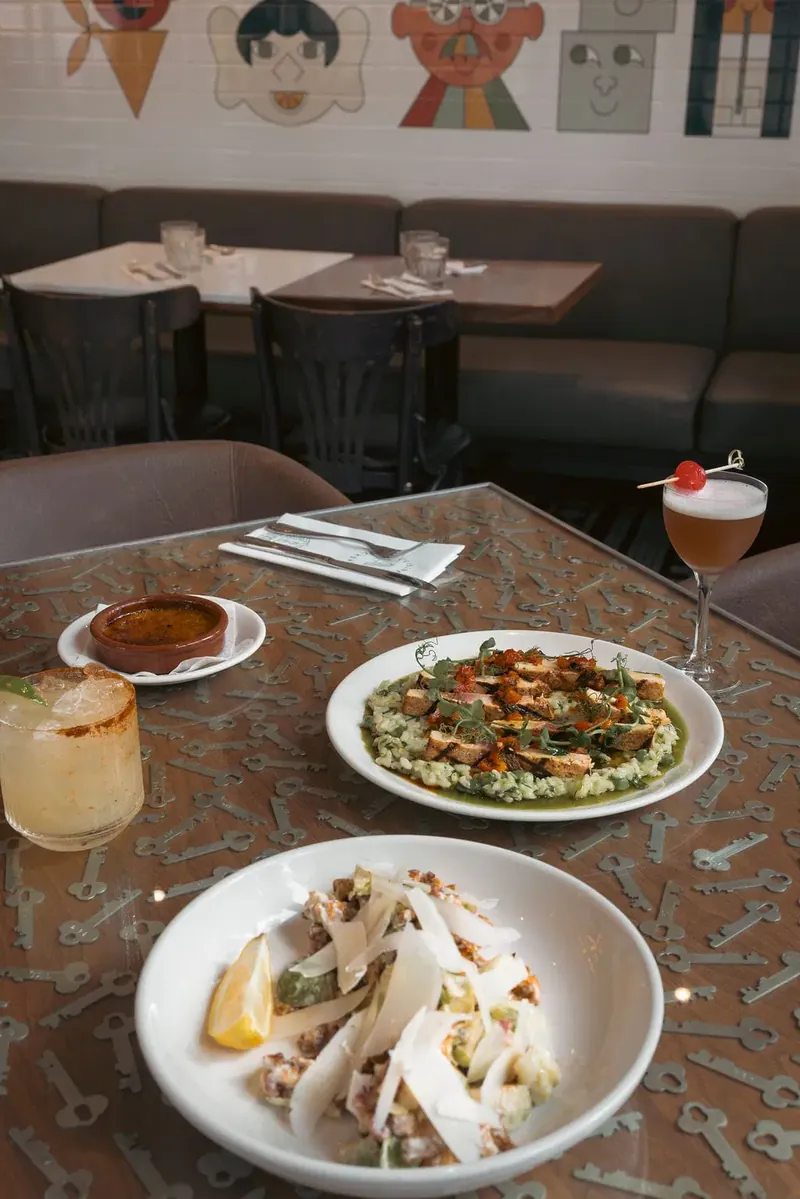 Espadon grillé sur risotto aux pois verts et César de choux de Bruxelles chez Alphonse Cuisine & Cocktails
