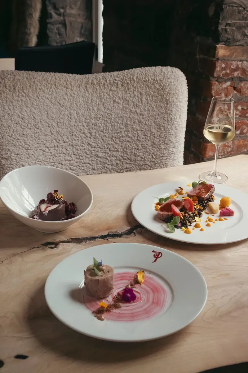Cuisse de pintade farcie, filet de sanglier et crémeux au chocolat blanc et bleuet au BeClub