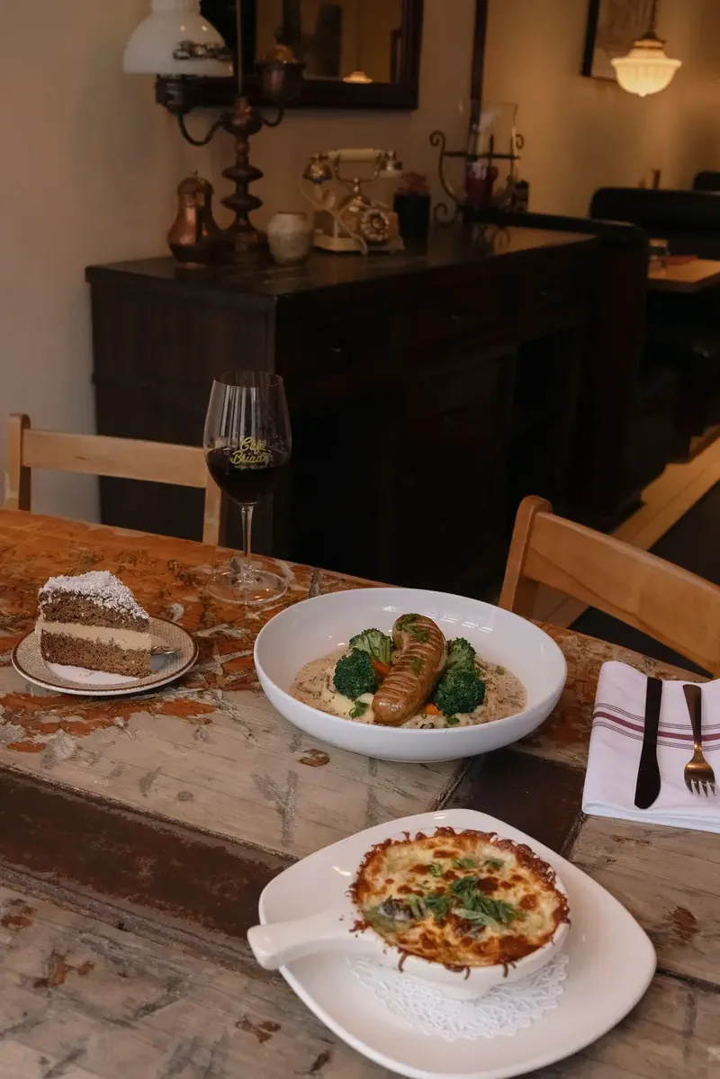 Escargots gratinés, boudin blanc de Charlevoix et gâteau Reine Élisabeth au Café Buade