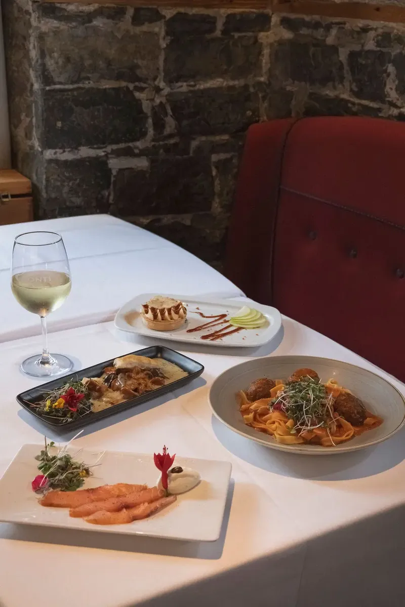 Gravlax de saumon, fettuccine aux boulettes de bœuf et tartelette aux pommes au Conti Caffe