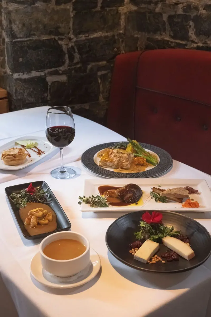 Foie gras, potage, entrecôte, fromages du Québec et tartelette aux pommes au Conti Caffe