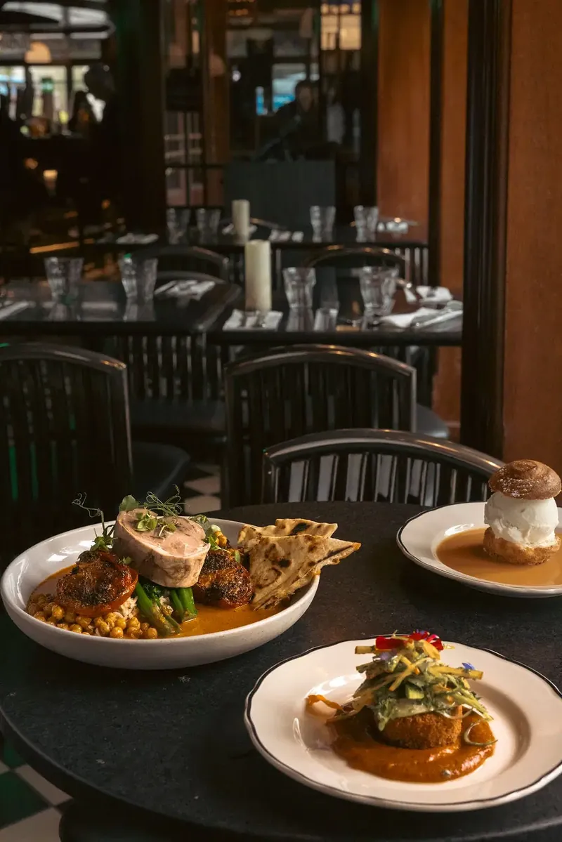 Croquette de crabe des neiges, gigot d’agneau tikka masala et profiterole au Dorsay Pub Britannique