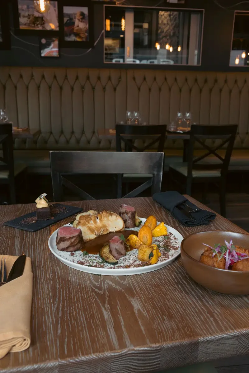 Filet de porc au Sortilège, courge rôtie et lingot de chocolat noir au Bistro Hortus
