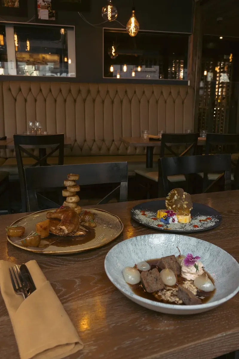 Poulet de Cornouailles rôti, consommé d’os à moelle et génoise à la reine-des-prés au Bistro Hortus