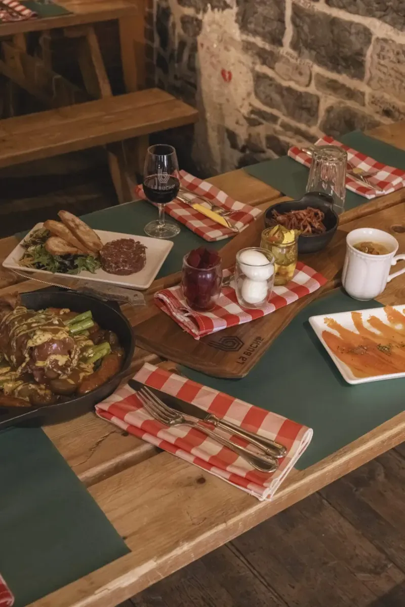 Apéro du Québec, truite fumée, tartare de cerf et jambon de la cabane à La Bûche