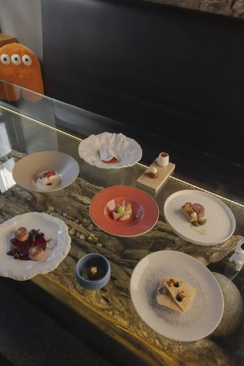 Assiettes d’un menu de dégustation à l’aveugle disposées sur le comptoir du restaurant Le Clan