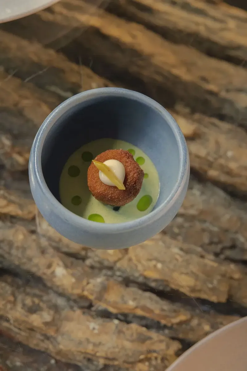 Croquette sur velouté vert, un service du menu à l’aveugle du restaurant Le Clan