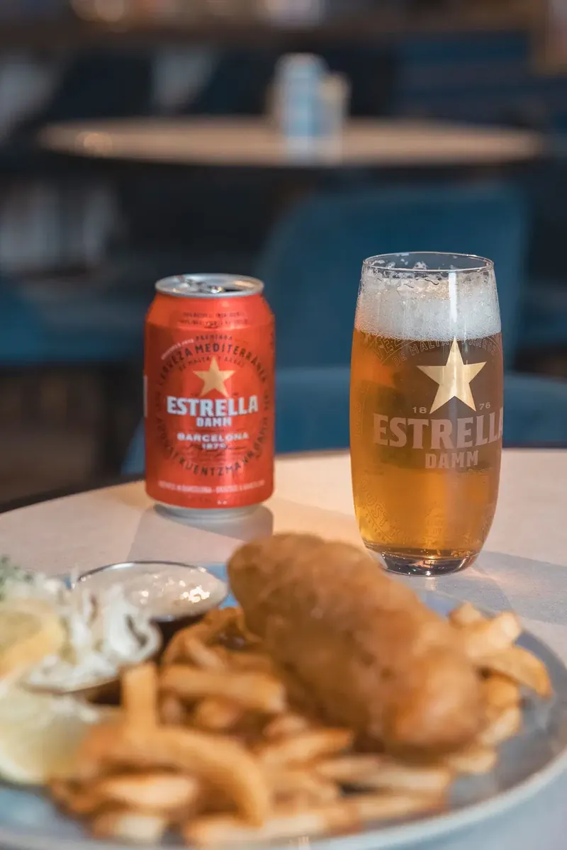 Fish’n chips de saumon Grizzly et bière Estrella Damm à la Brasserie Les Mordus