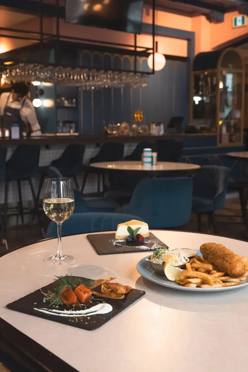 Saumon fumé à l’érable, fish’n chips et gâteau au fromage à la Brasserie Les Mordus