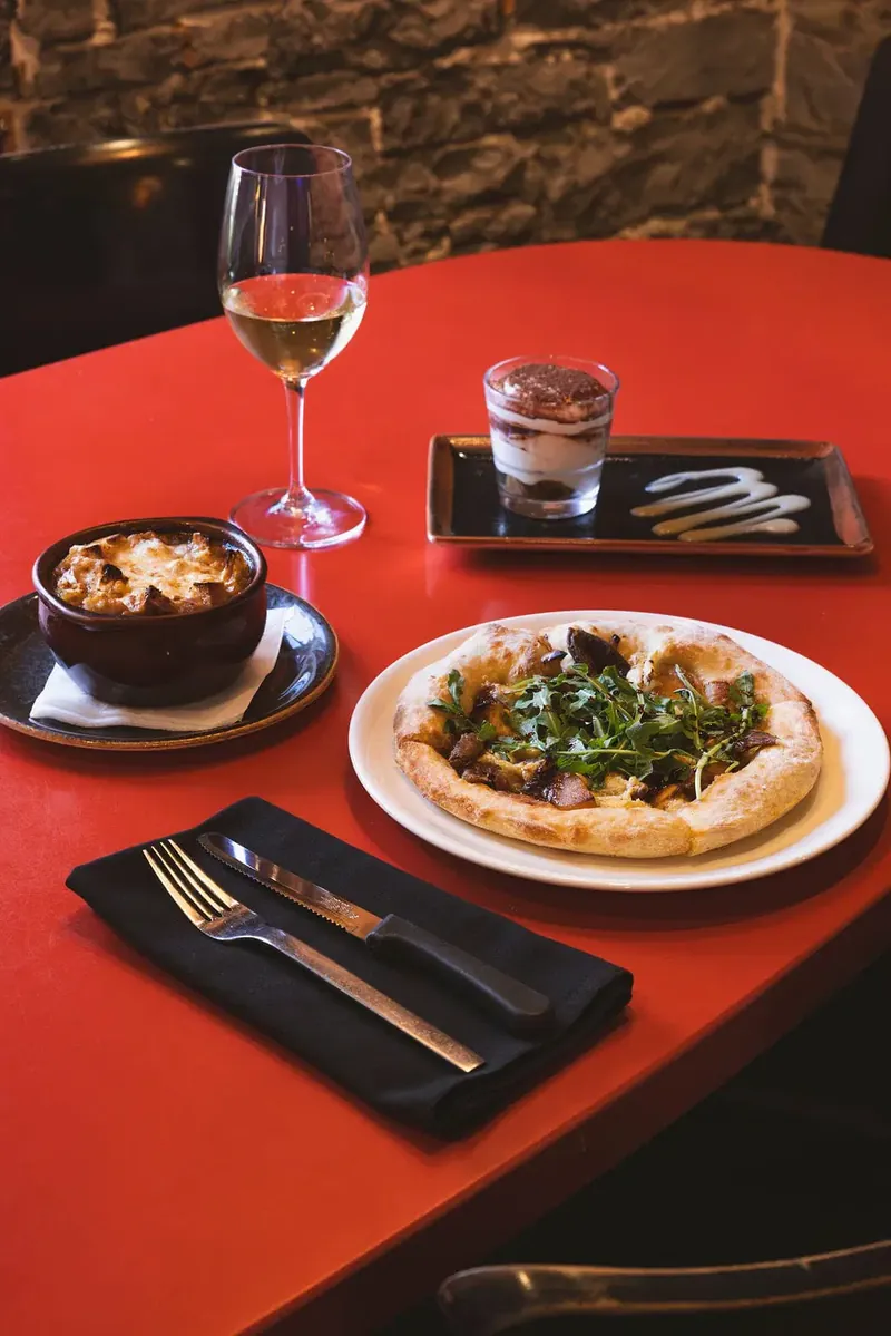 Soupe à l’oignon gratinée, pizza au canard confit et tiramisu chez Polina Pizzéria